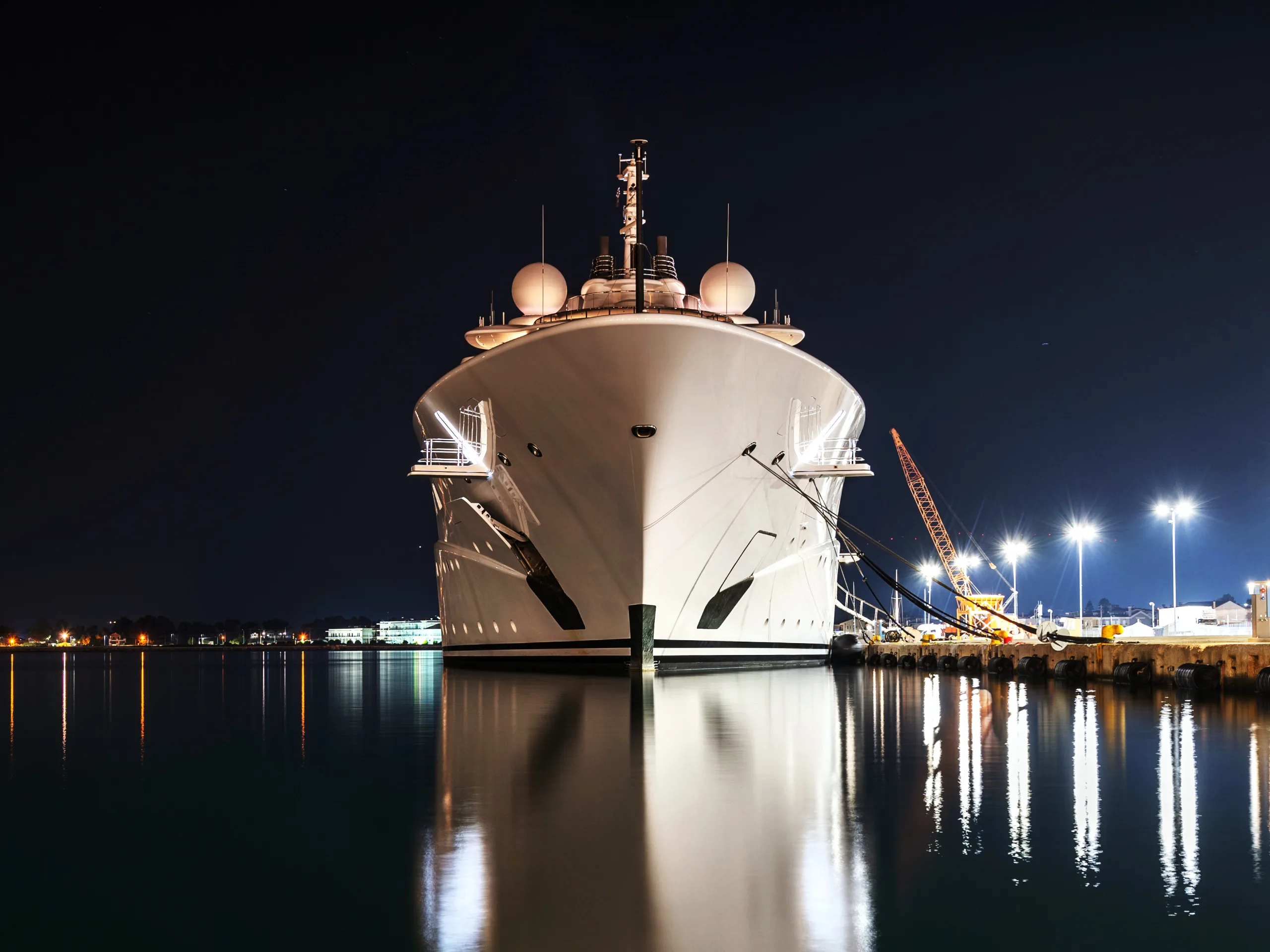Image of Superyachts and private jets: the upward mobility of the wealthy